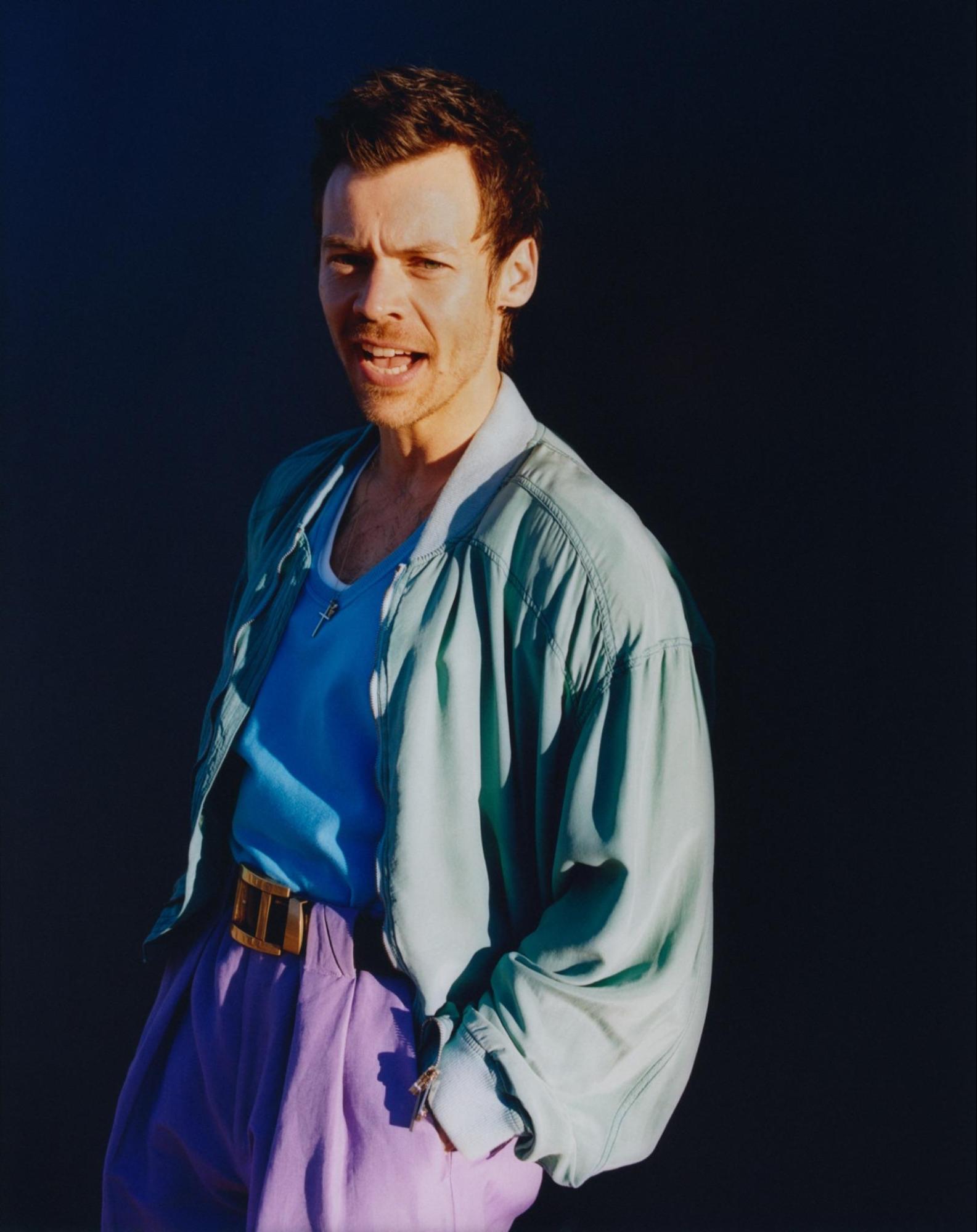 Un hombre vestido de negro con una camisa azul

El contenido generado por IA puede ser incorrecto.